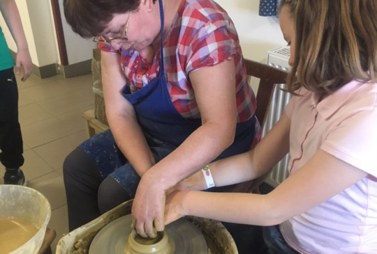 Agyagozás a Katica Tanyán