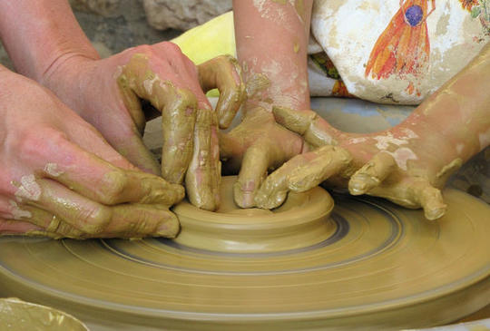 KÖZKÍVÁNATRA: Ismét agyagozás Falusiné Terjék Évával a Katica Tanyán!