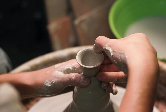 Agyagozás Falusiné Terjék Éváva a Katica Tanyán